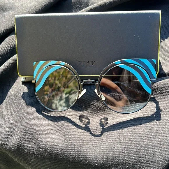 Fendi Sunglasses - Picture 3 of 3